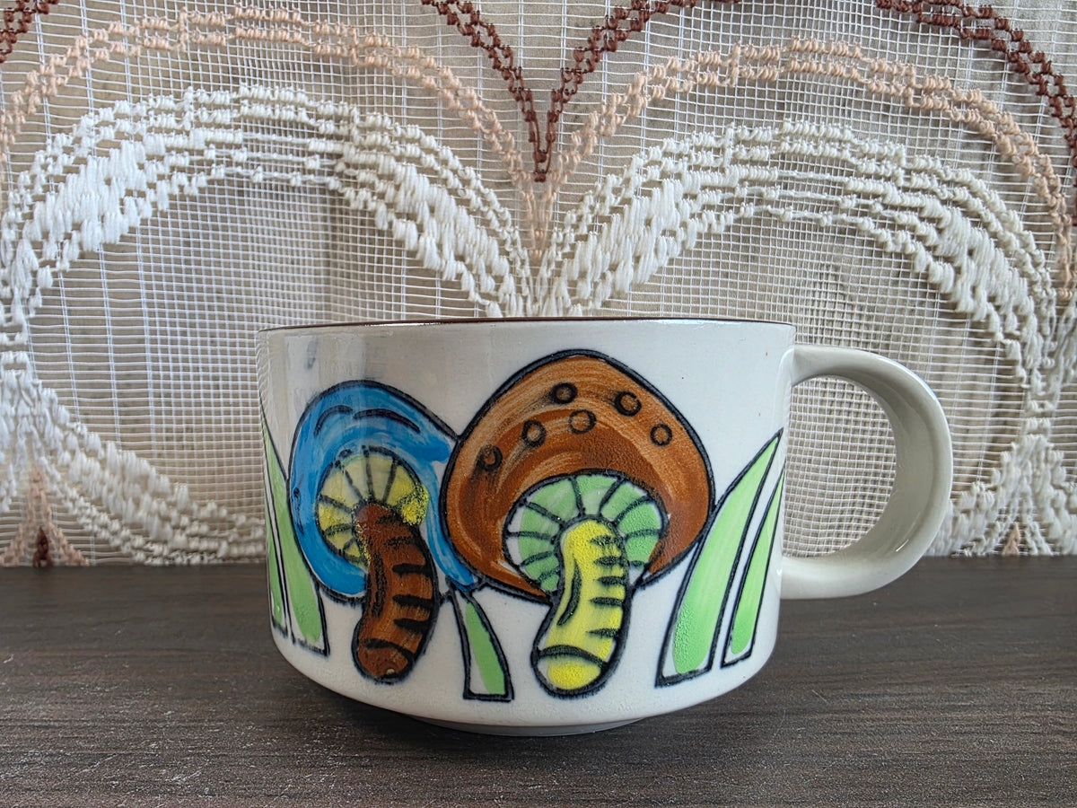 Vintage soepkom met kleurrijke paddenstoelen