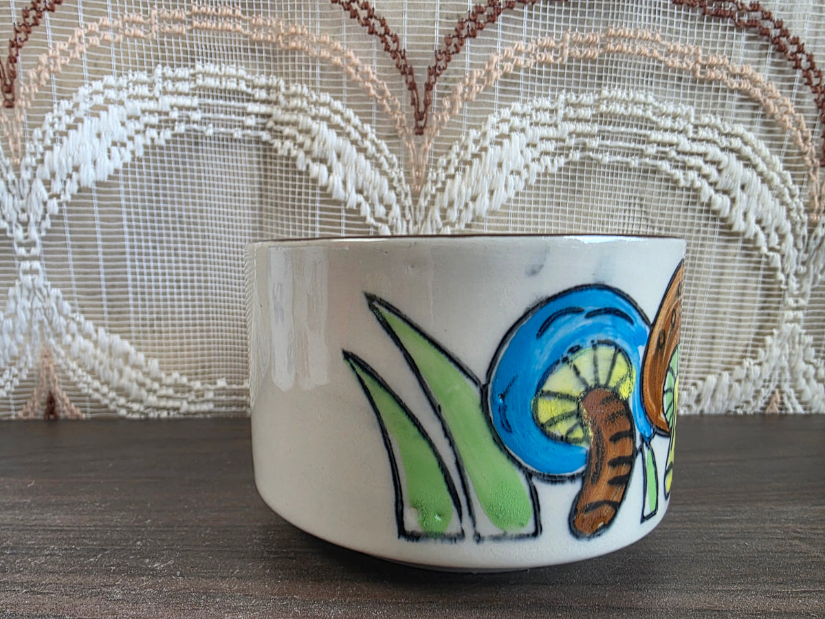 Vintage soepkom met kleurrijke paddenstoelen