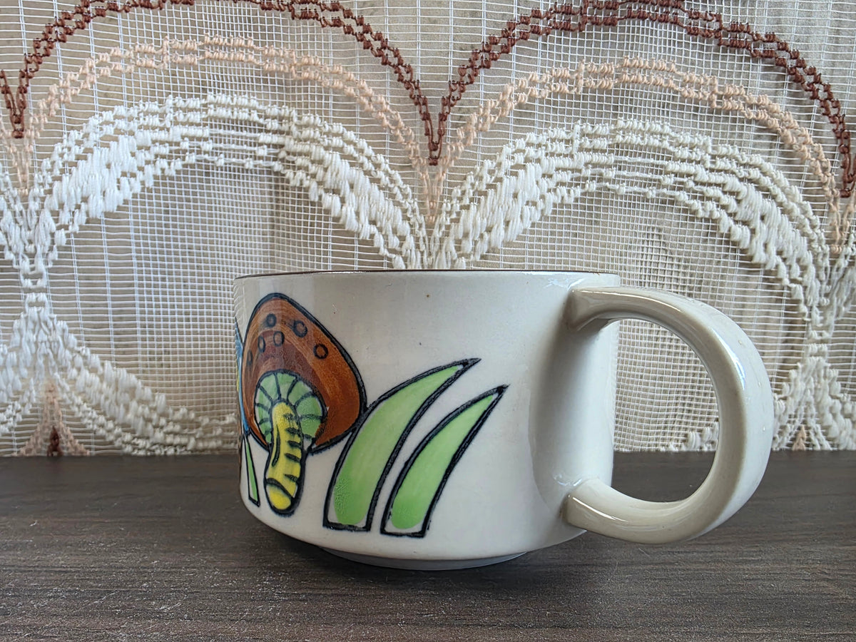 Vintage soepkom met kleurrijke paddenstoelen