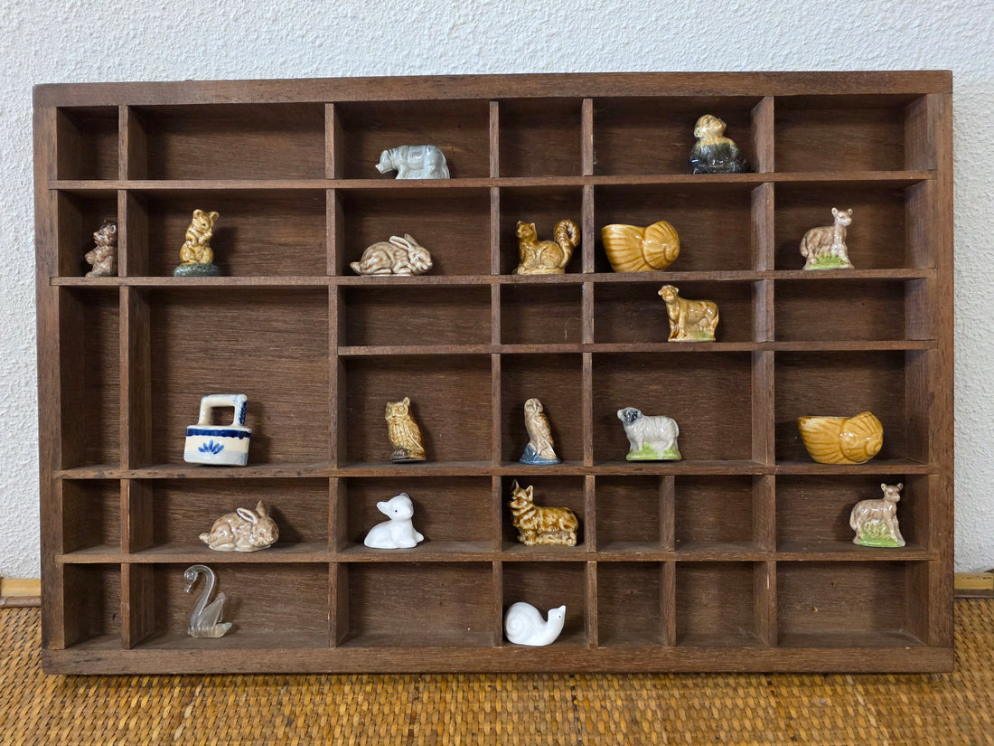 Vintage houten letterbak voor miniaturen en verzameling