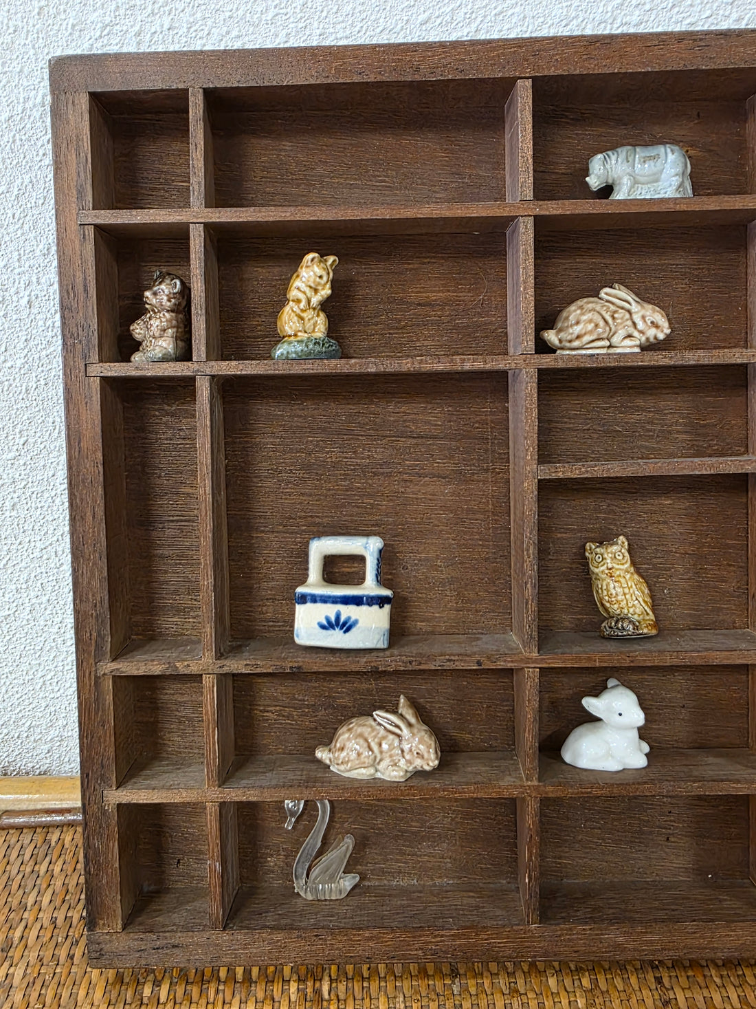 Vintage houten letterbak voor miniaturen en verzameling