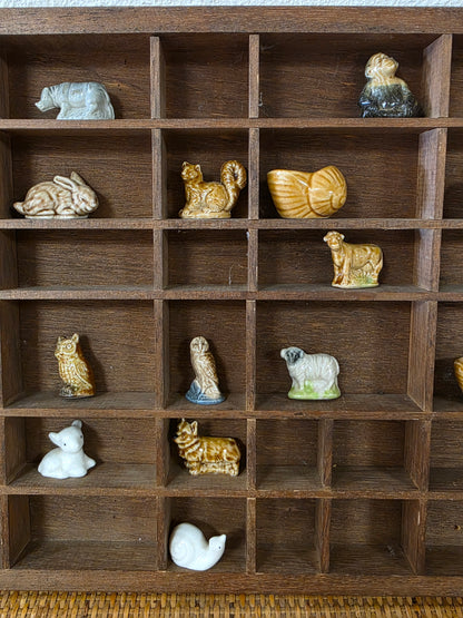 Vintage houten letterbak voor miniaturen en verzameling