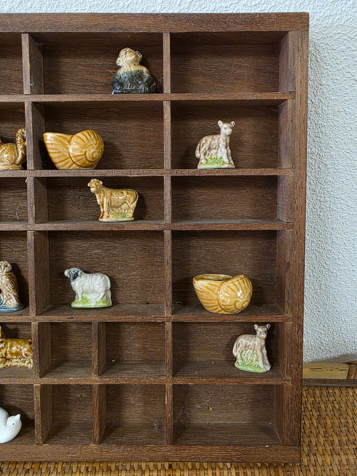 Vintage houten letterbak voor miniaturen en verzameling