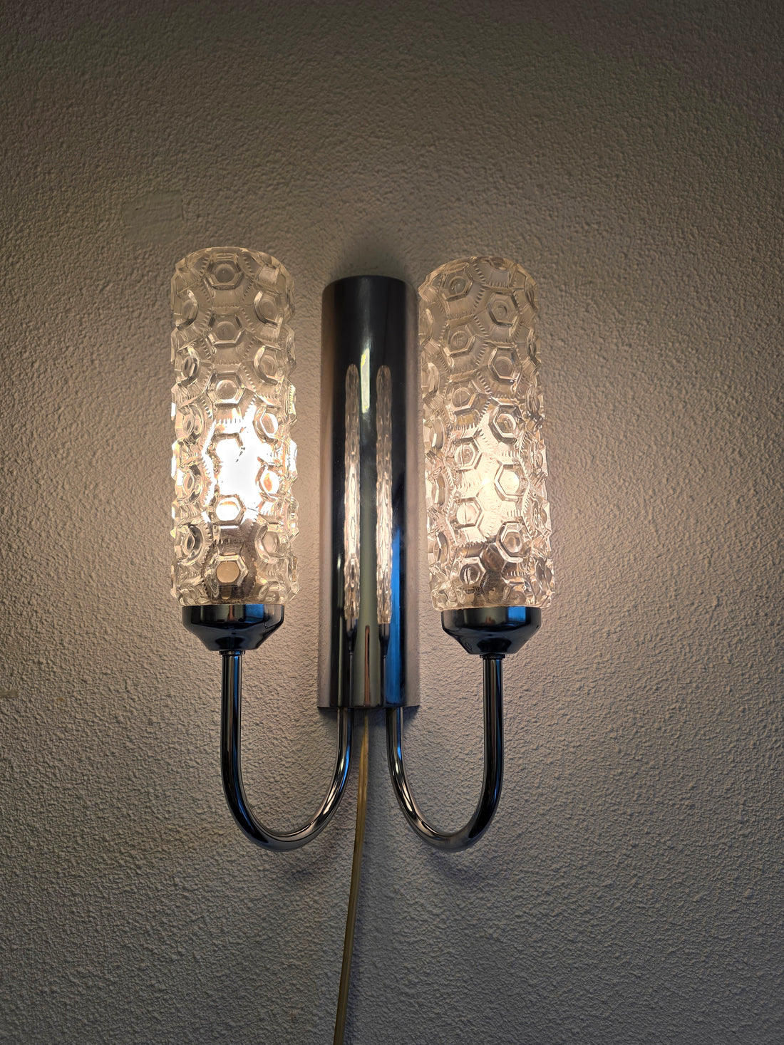 Vintage wandlamp met twee glazen reliëfkappen