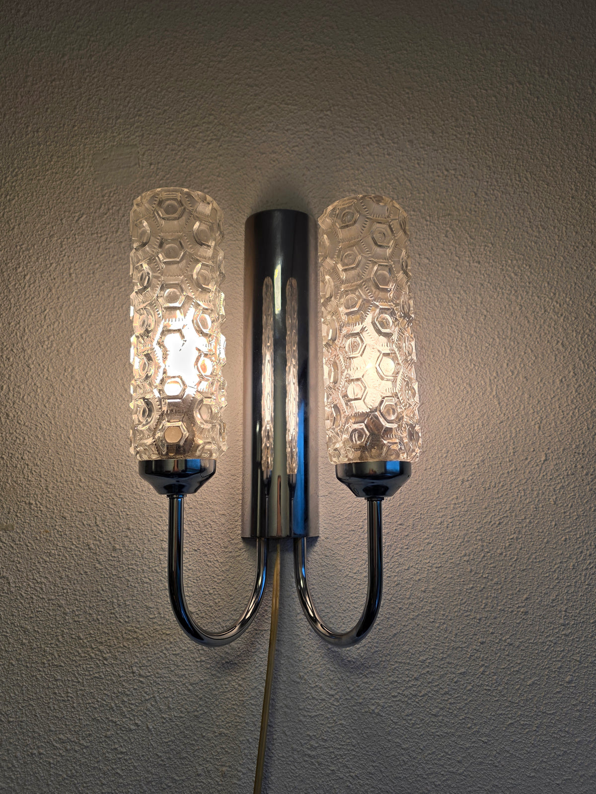 Vintage wandlamp met twee glazen reliëfkappen