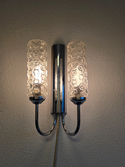 Vintage wandlamp met twee glazen reliëfkappen