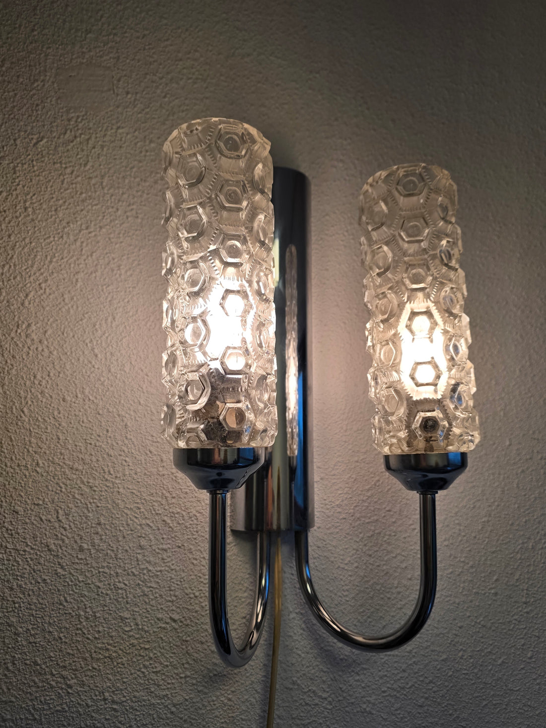 Vintage wandlamp met twee glazen reliëfkappen