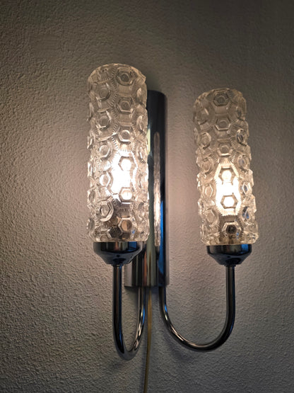 Vintage wandlamp met twee glazen reliëfkappen