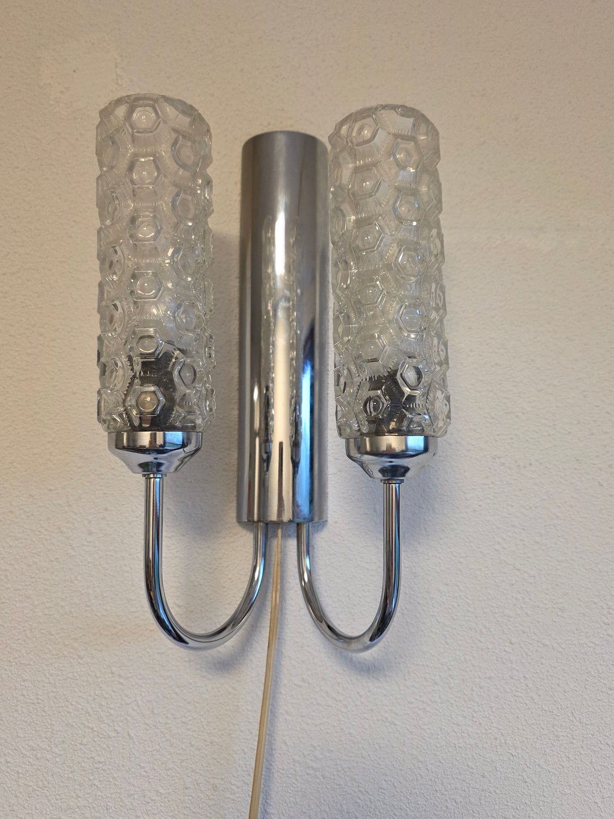 Vintage wandlamp met twee glazen reliëfkappen