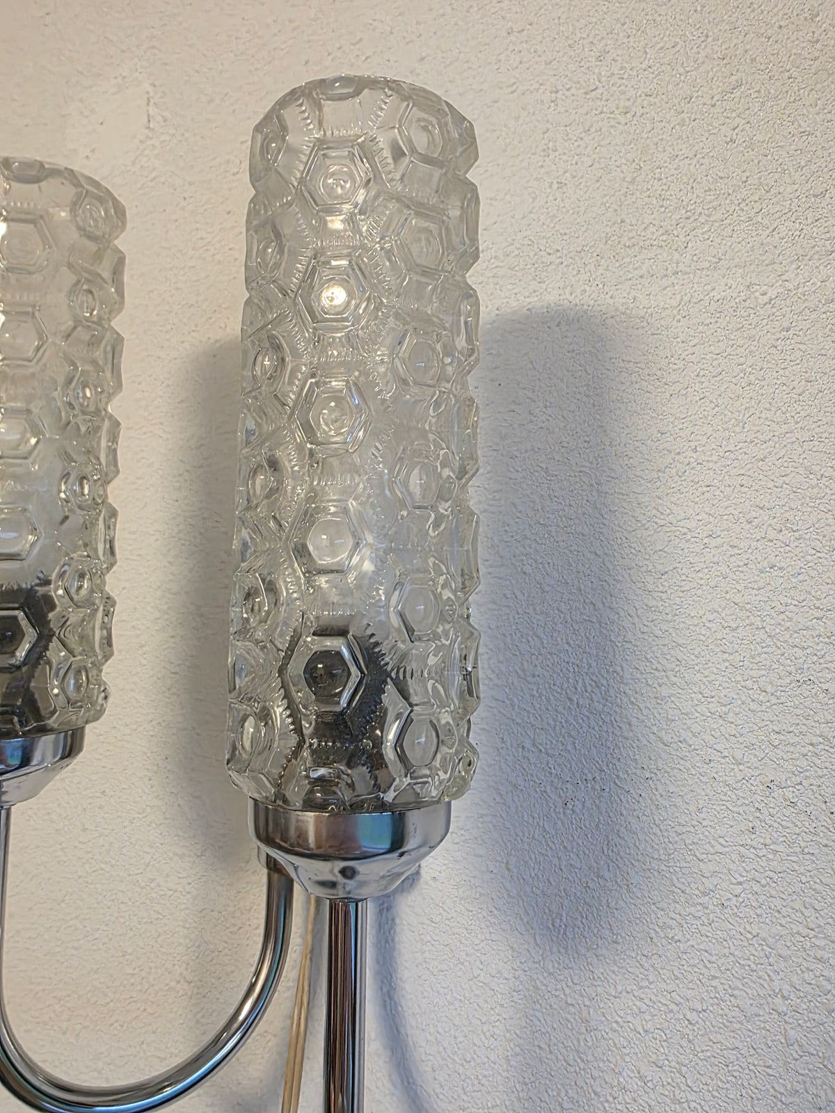 Vintage wandlamp met twee glazen reliëfkappen