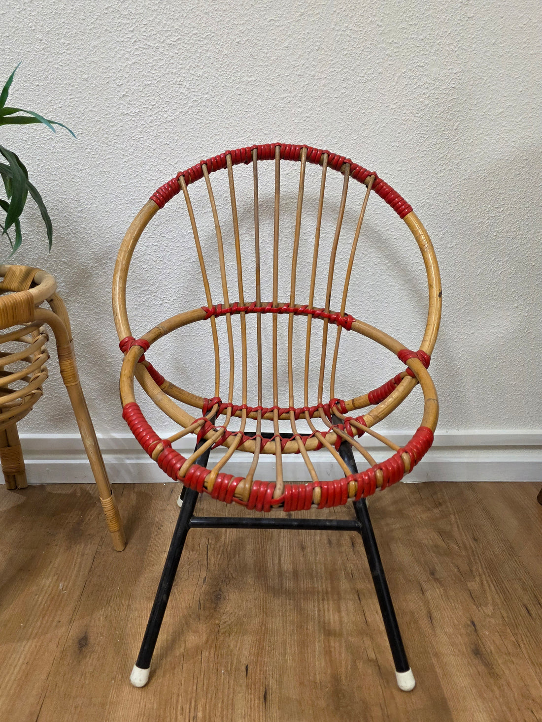 Vintage rotan kinderstoeltje met rode accenten