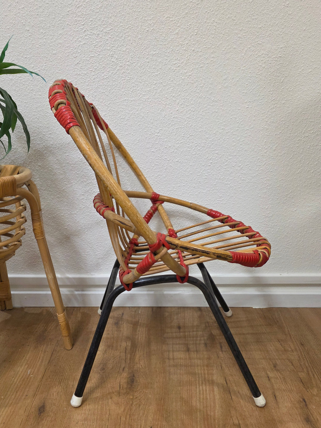 Vintage rotan kinderstoeltje met rode accenten