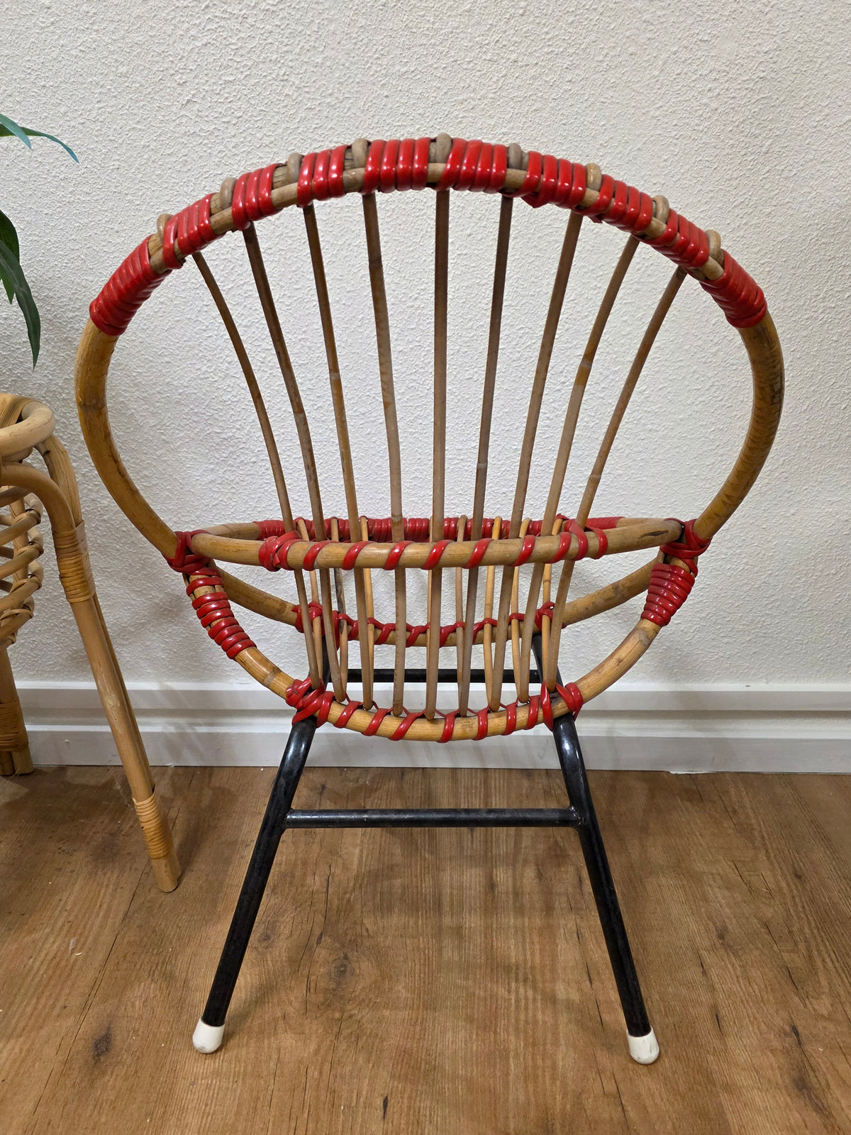 Vintage rotan kinderstoeltje met rode accenten