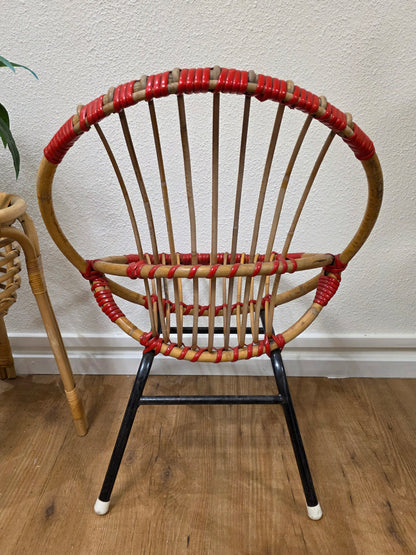 Vintage rotan kinderstoeltje met rode accenten