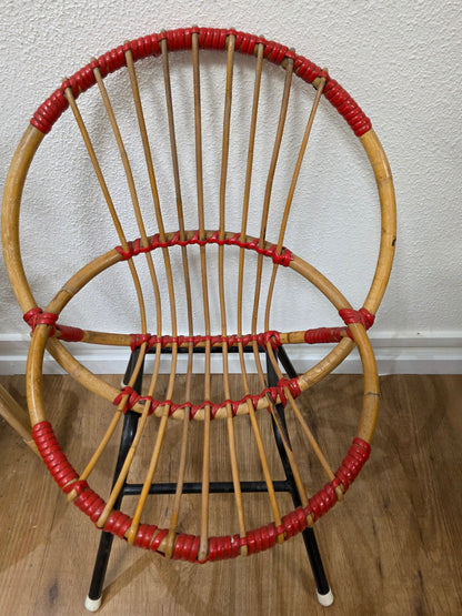 Vintage rotan kinderstoeltje met rode accenten