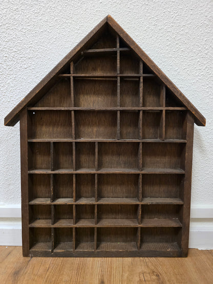 Vintage houten letterbak in huisvorm