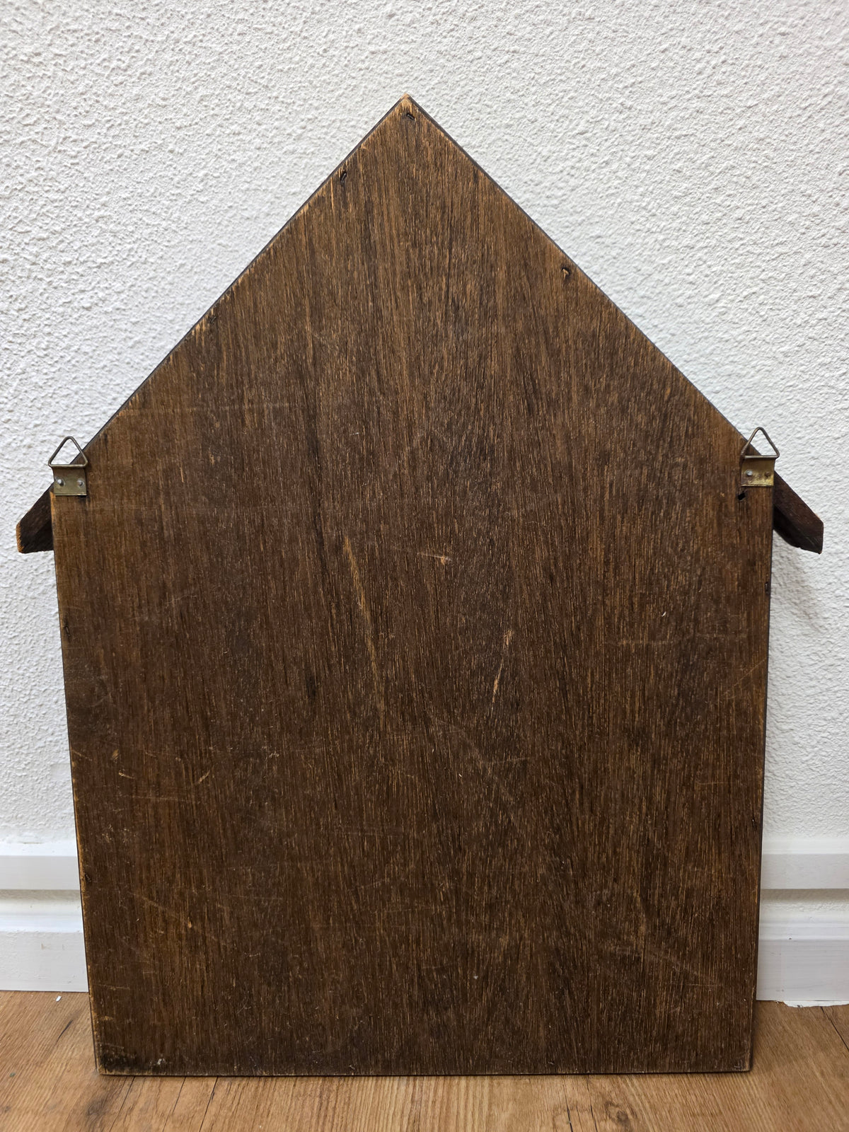 Vintage houten letterbak in huisvorm