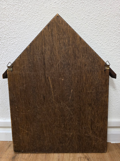 Vintage houten letterbak in huisvorm