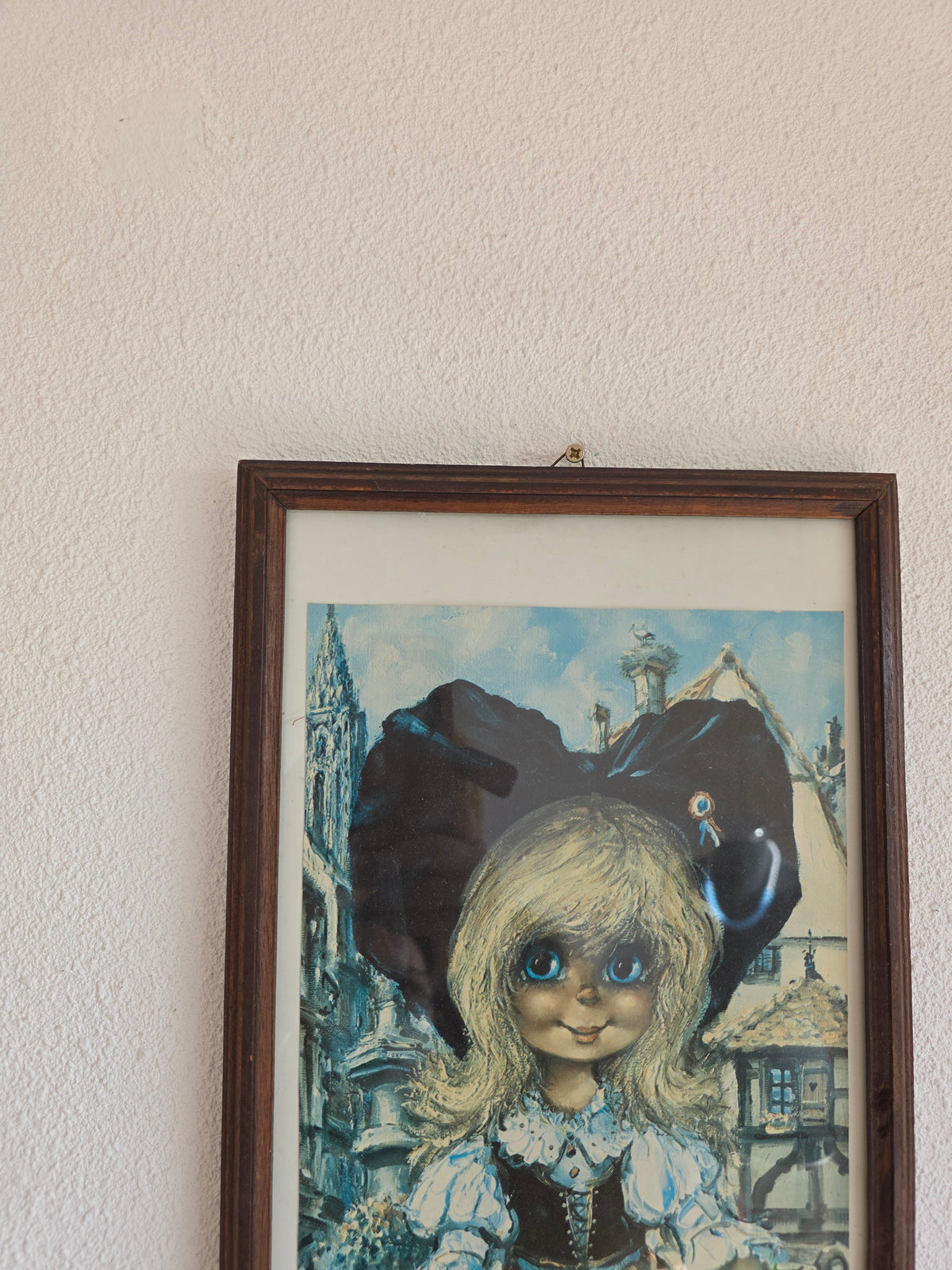 Vintage ingelijste prent meisje met grote ogen – 52 × 24 cm