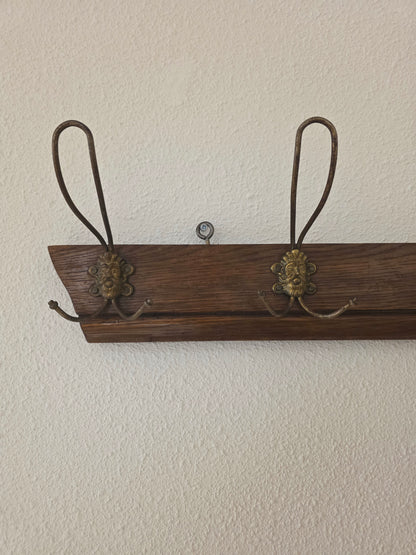 Vintage houten wandkapstok met vijf sierlijke haken