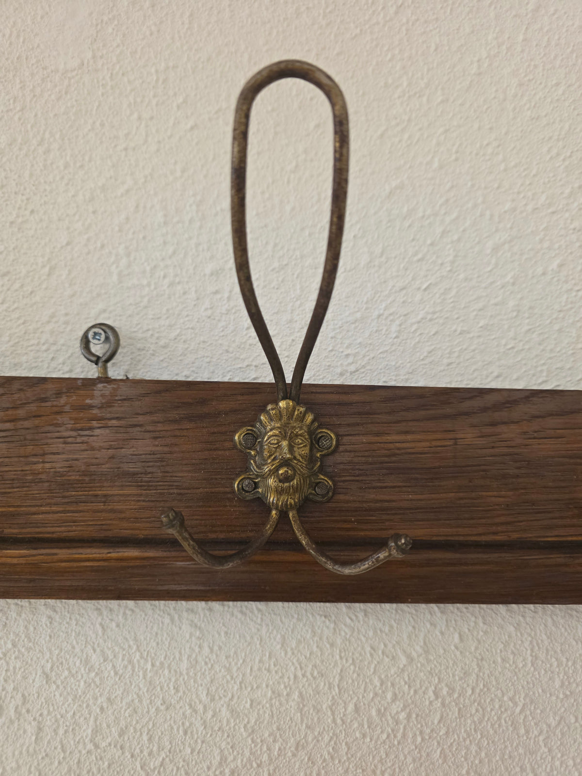 Vintage houten wandkapstok met vijf sierlijke haken