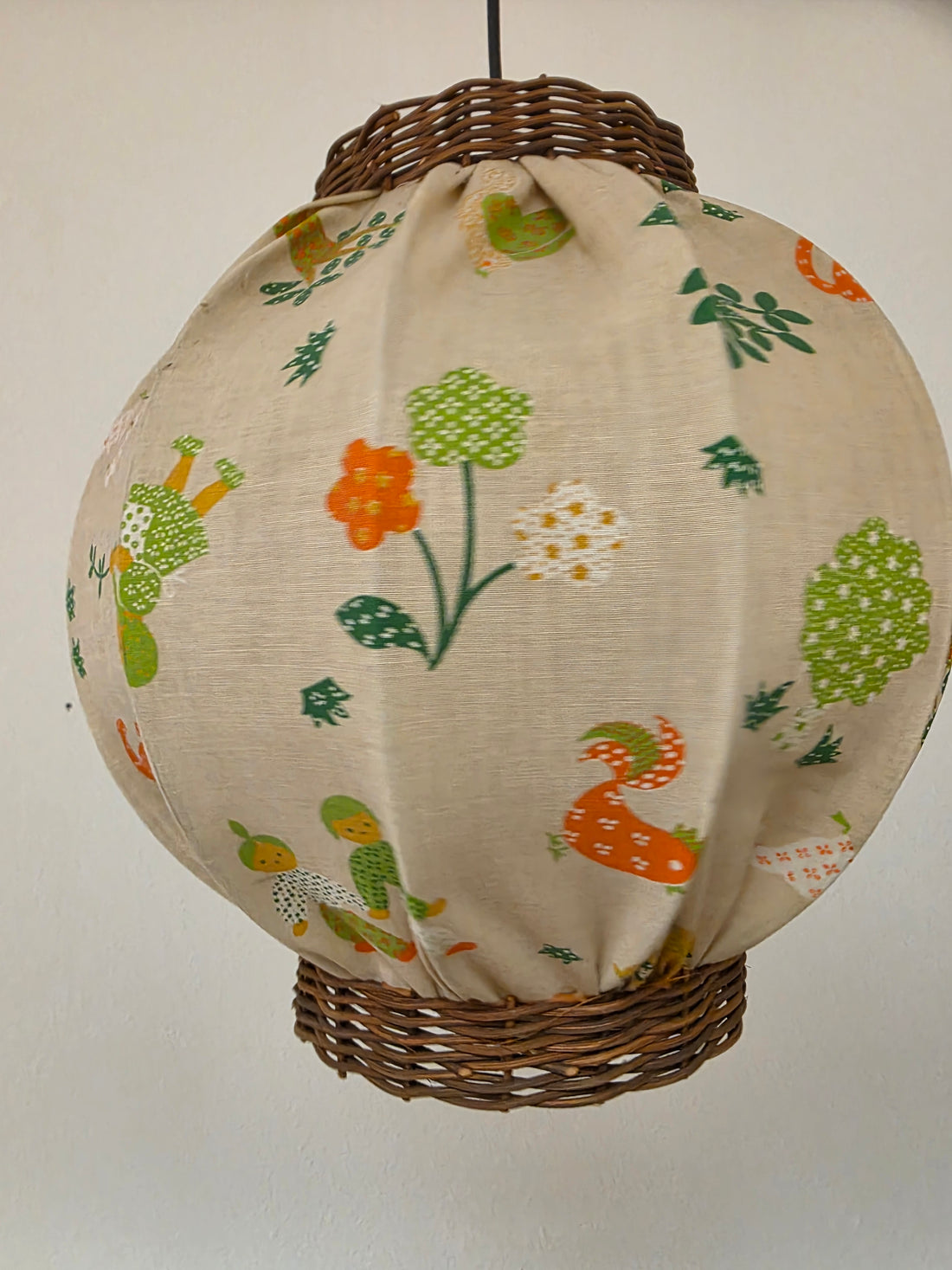 Vintage stoffen hanglamp met rotan en kleurrijk dessin
