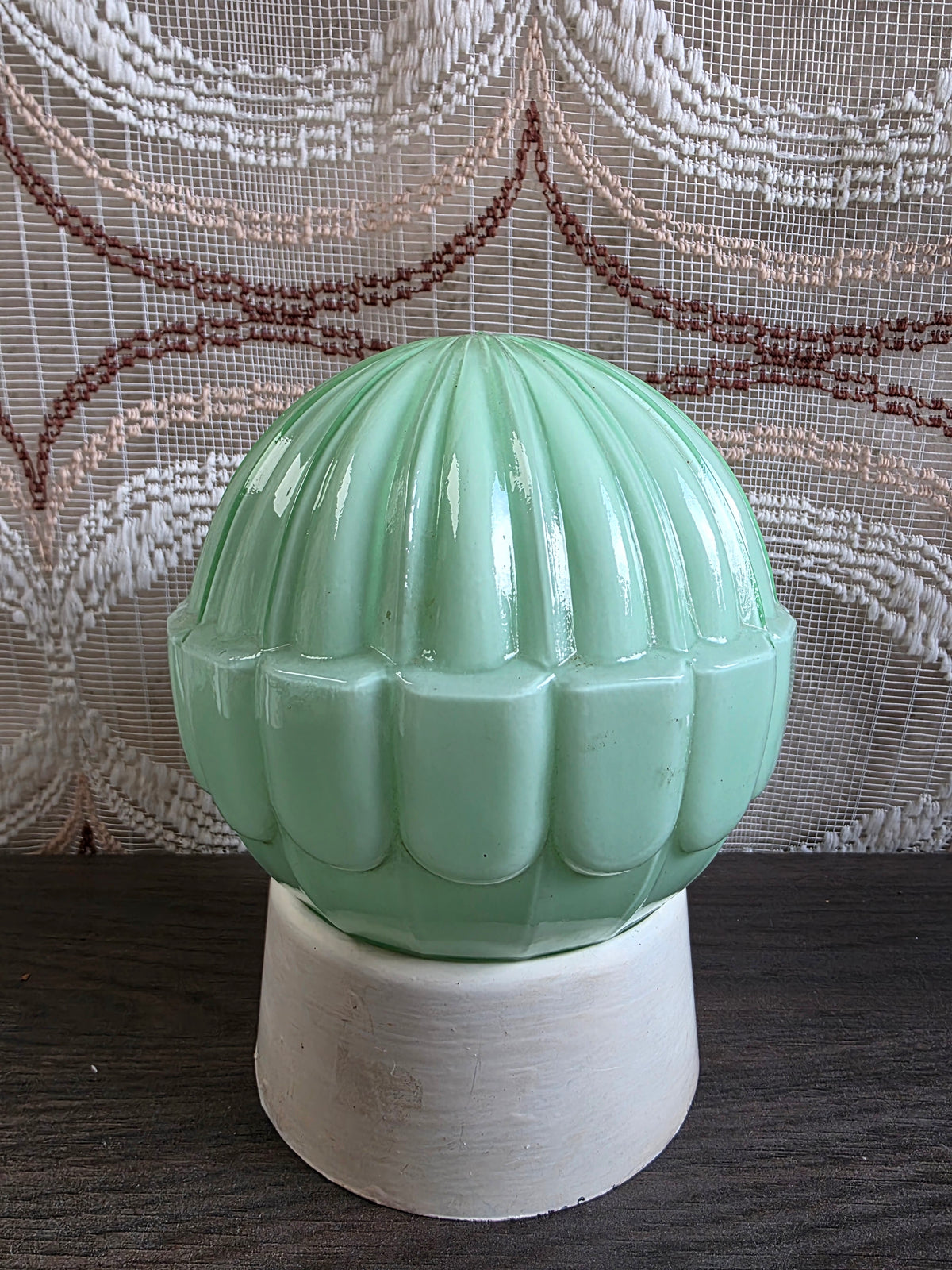 Thabur plafondlamp met mintgroene glazen bol en wit armatuur