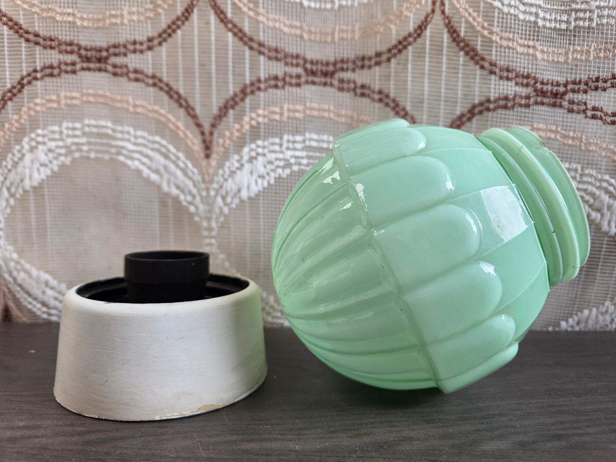 Losse glazen kap naast het witte armatuur met zwarte fitting