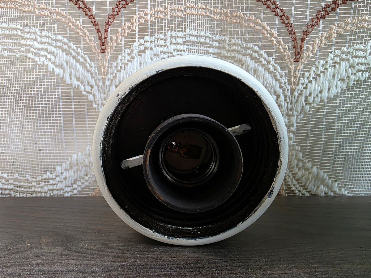 Binnenzijde van het witte armatuur met de zwarte fitting