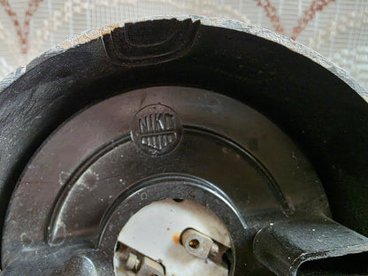 NIKO-merkteken in reliëf aan de achterkant van het armatuur