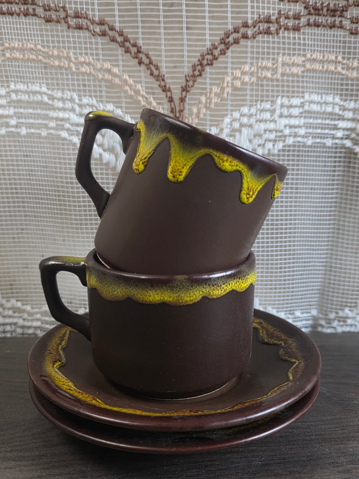 Vintage kopjes met schotels bruin met geel Fat Lava glazuur