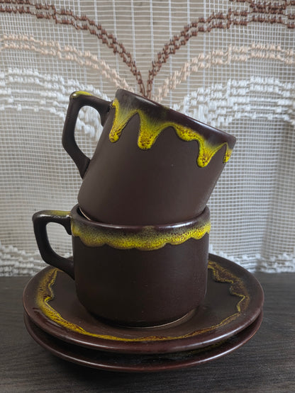 Vintage kopjes met schotels bruin met geel Fat Lava glazuur