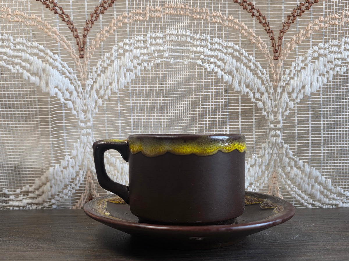 Vintage kopjes met schotels bruin met geel Fat Lava glazuur