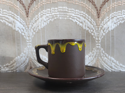 Vintage kopjes met schotels bruin met geel Fat Lava glazuur