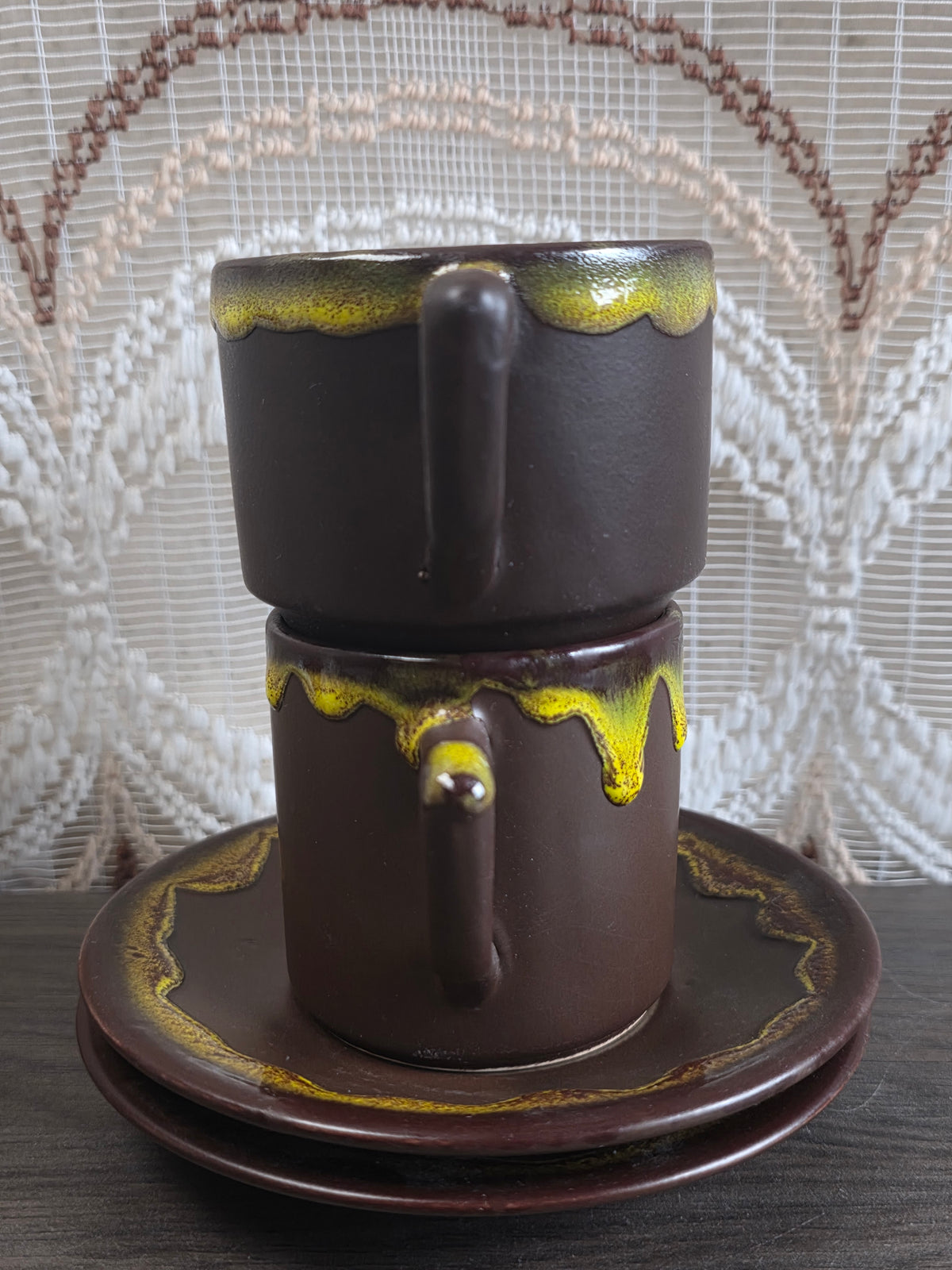 Vintage kopjes met schotels bruin met geel Fat Lava glazuur