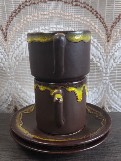 Vintage kopjes met schotels bruin met geel Fat Lava glazuur