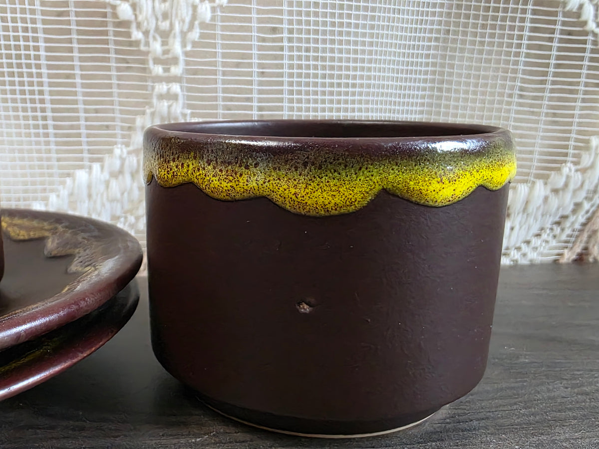 Vintage kopjes met schotels bruin met geel Fat Lava glazuur