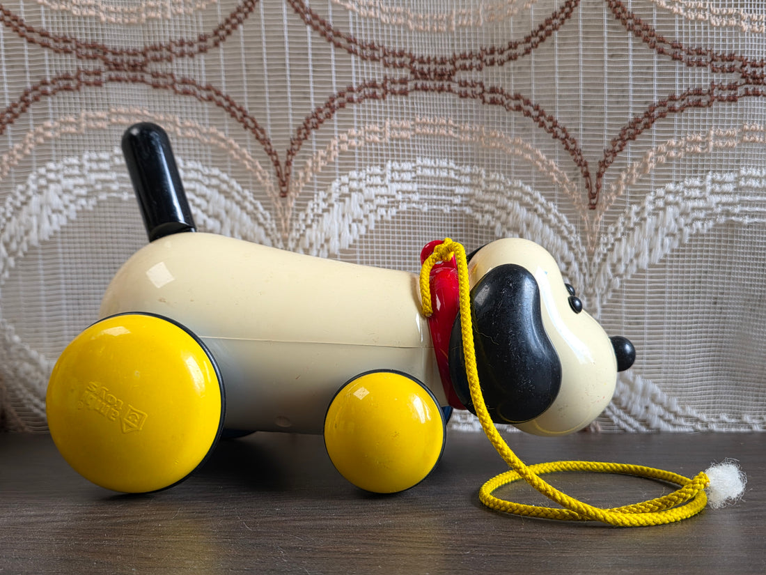 Ambi Toys Max trekhond met geel-blauwe wielen