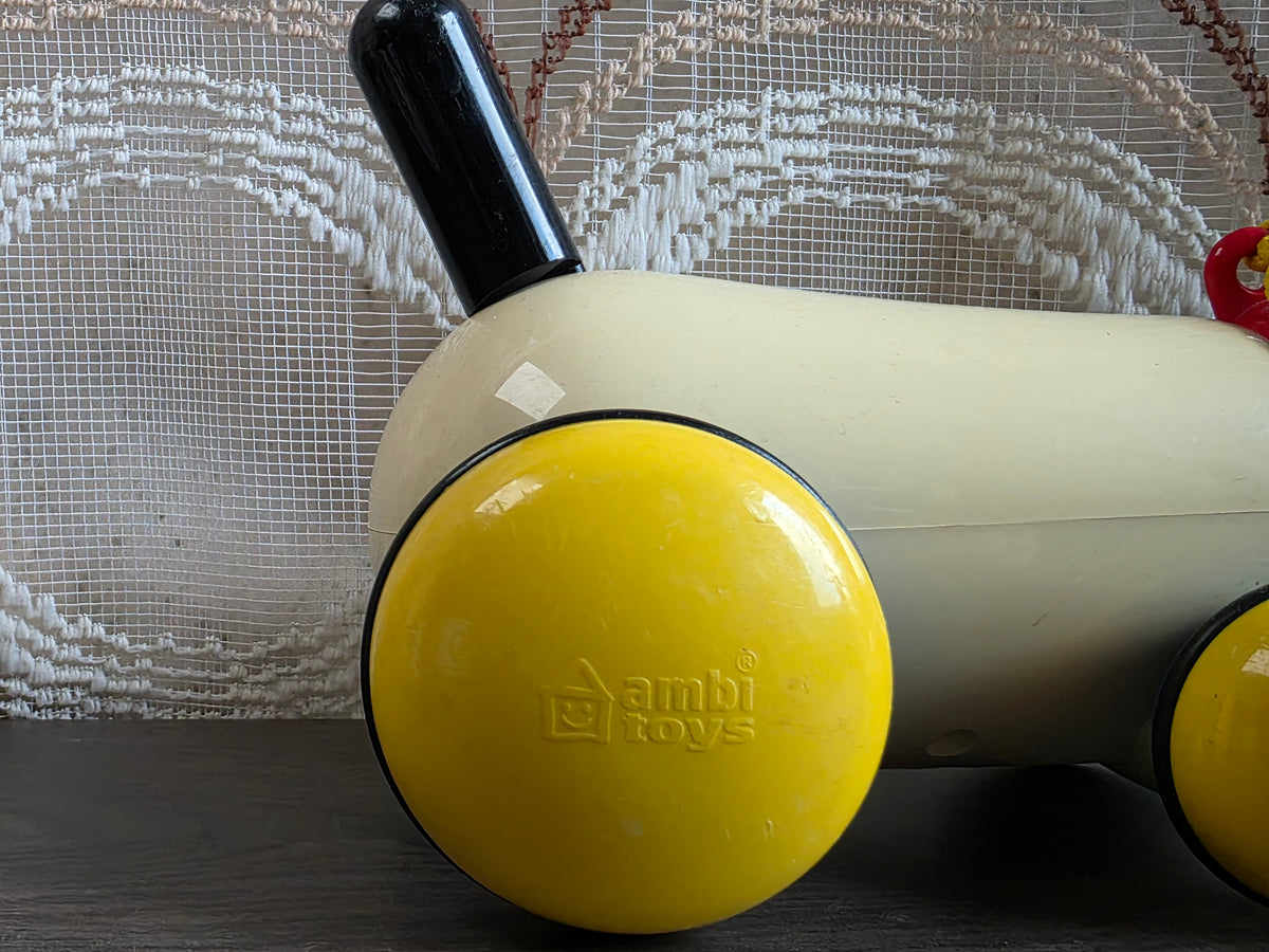 Ambi Toys Max trekhond met geel-blauwe wielen