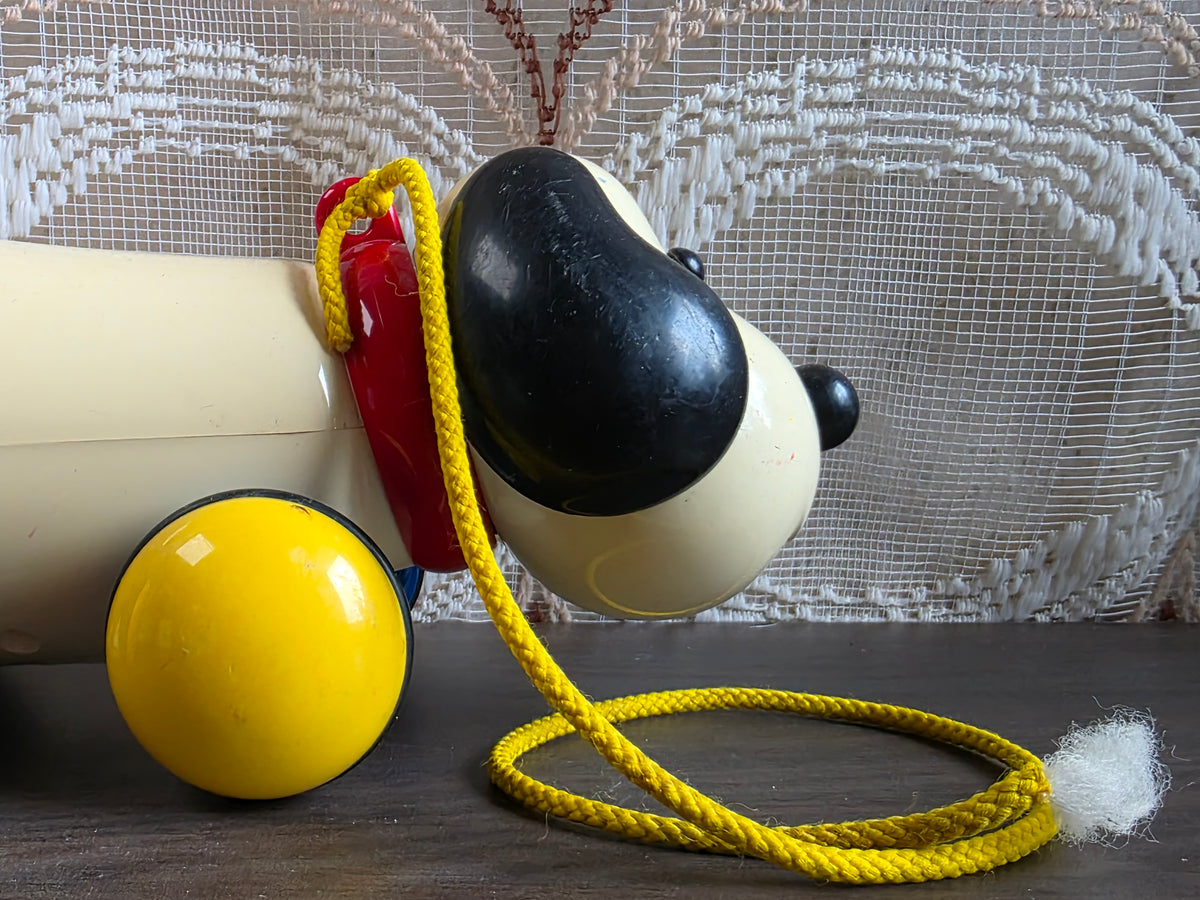 Ambi Toys Max trekhond met geel-blauwe wielen