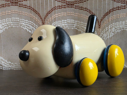 Ambi Toys Max trekhond met geel-blauwe wielen