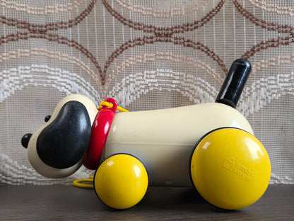 Ambi Toys Max trekhond met geel-blauwe wielen