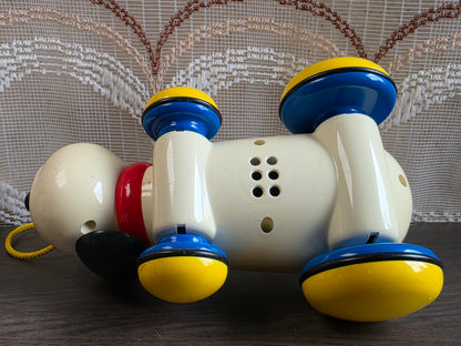 Ambi Toys Max trekhond met geel-blauwe wielen