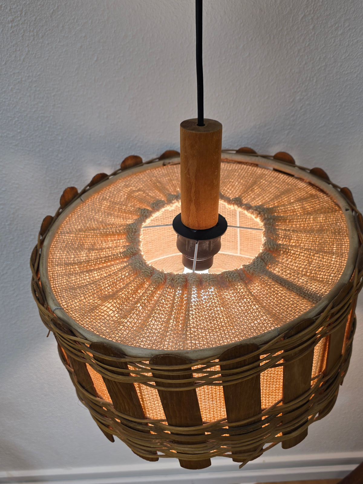 Vintage rotan hanglamp met houten latje