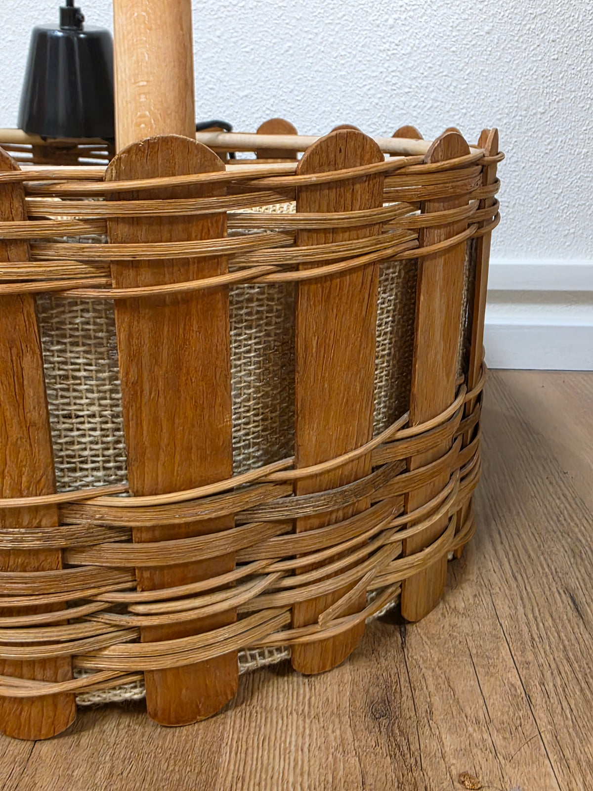 Vintage rotan hanglamp met houten latje