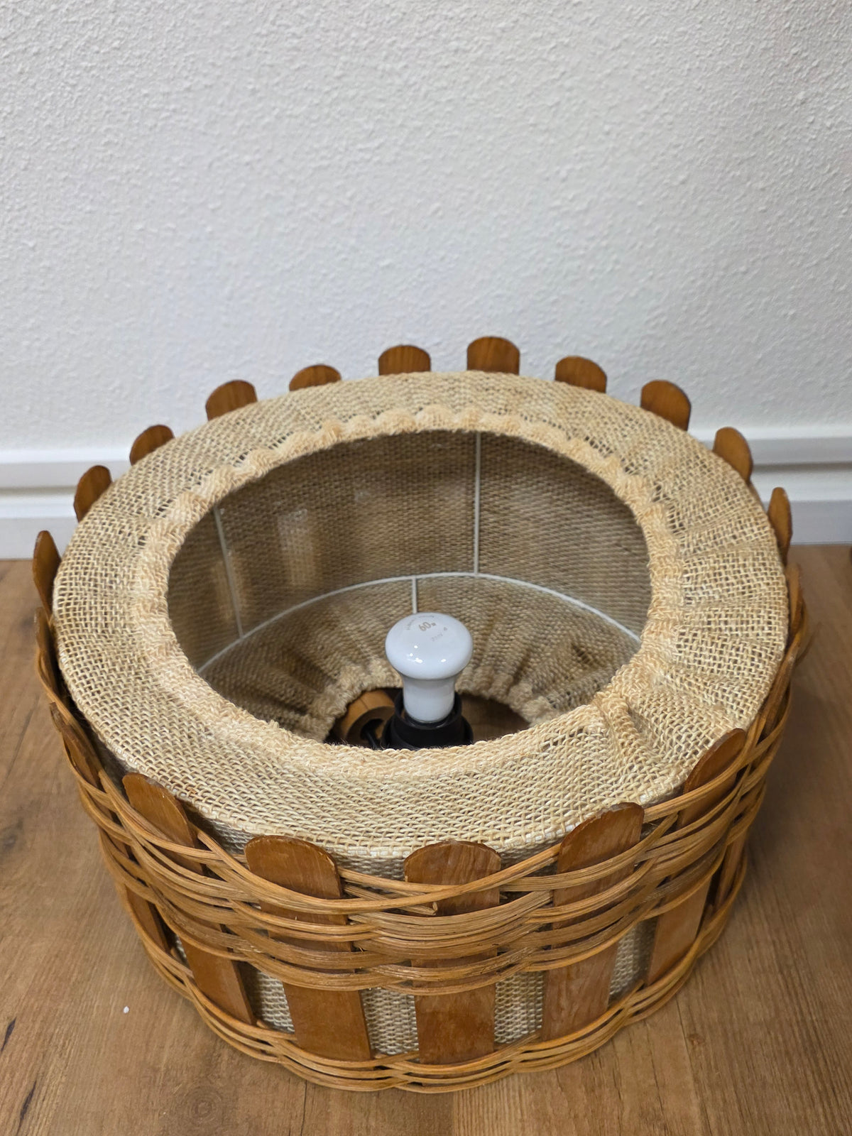 Vintage rotan hanglamp met houten latje