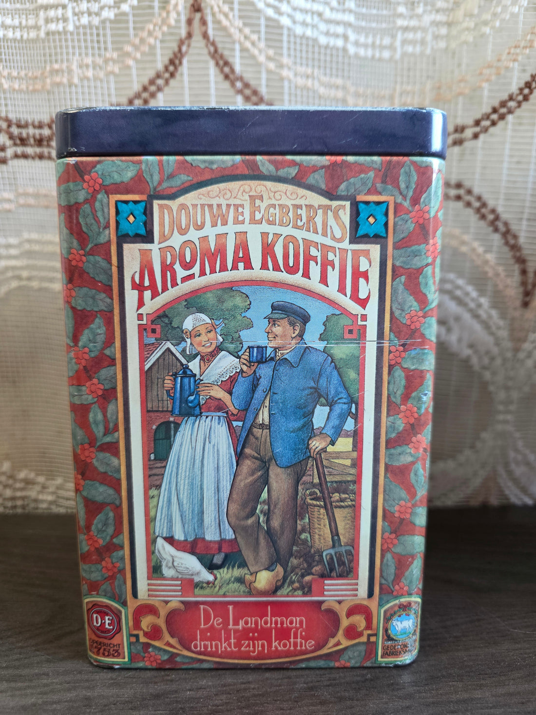 Vintage Douwe Egberts koffieblik met nostalgische illustraties