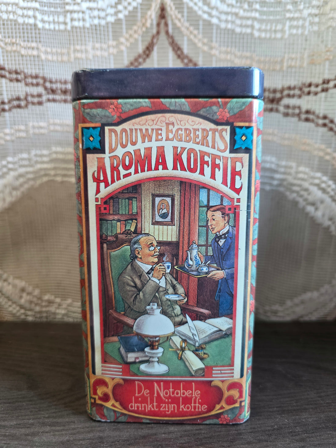 Vintage Douwe Egberts koffieblik met nostalgische illustraties
