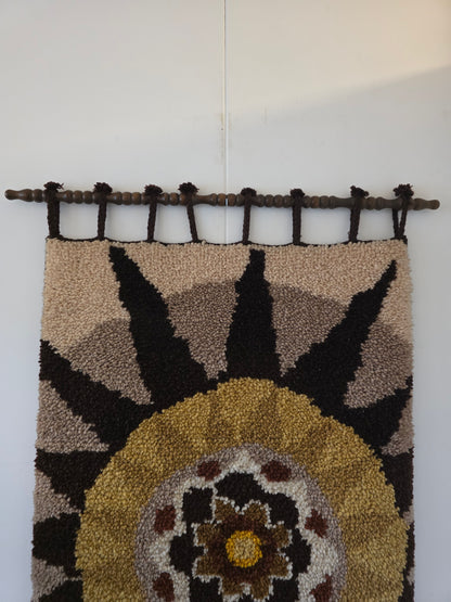 Vintage wandkleed met grote bloem in bruin en okergeel