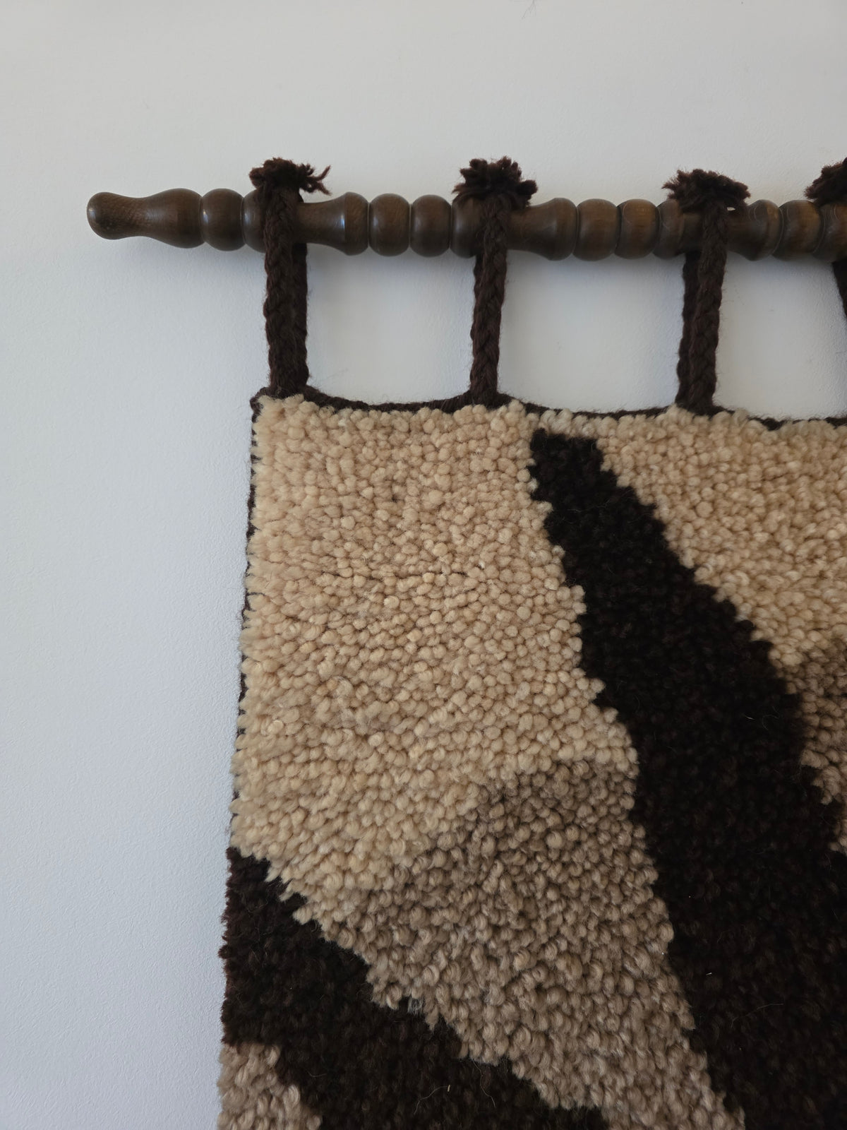 Vintage wandkleed met grote bloem in bruin en okergeel